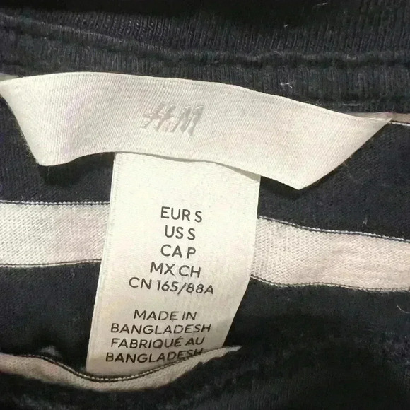 H&M Women’s relaxed fit Tshirt- size small - Picture 2 of 7